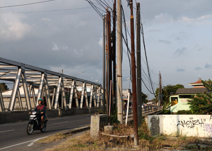 Tiang Internet Liar Jadi Sorotan! Kabel Semrawut Kontribusi Nol