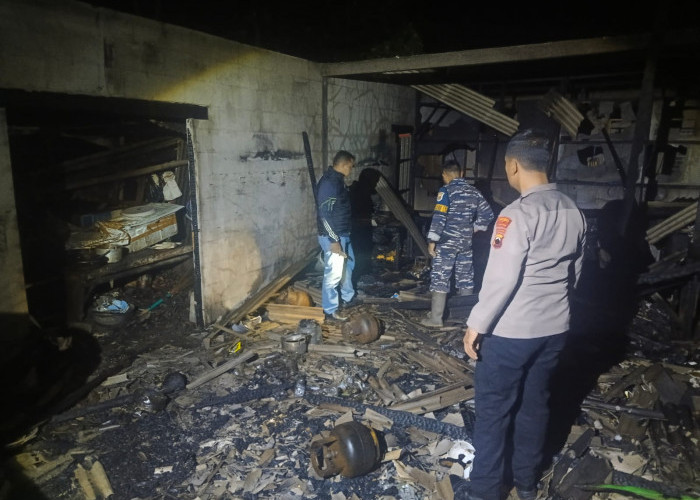 11 Warung di Pantai Wonokerto Pekalongan Ludes Terbakar