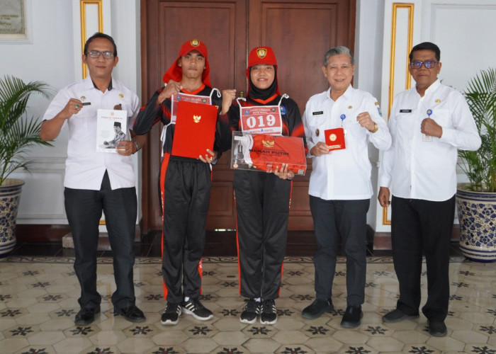 Siap Dikibarkan saat Upacara, Pj Wali Kota Terima Duplikat Bendera Pusaka