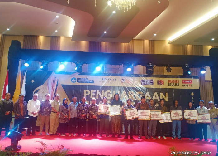 Keren, Tokoh Bahasa dan Sastra Indonesia di Jateng Terima Penghargaan Prasidatama