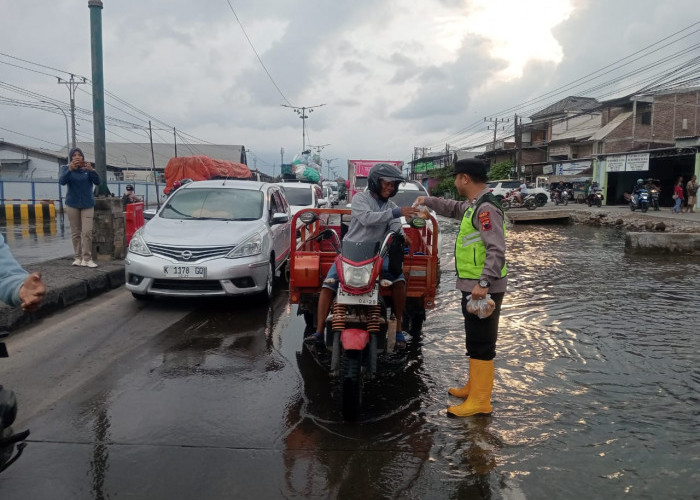 Polsek Sayung Bagikan Takjil di Pantura, Bantu Pengguna Jalan Terdampak Rob