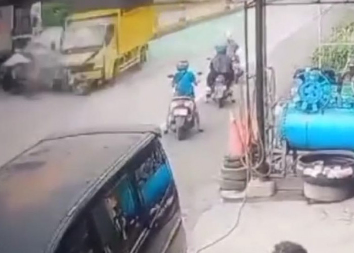 Terekam CCTV, Tabrakan Beruntun di Pantura Pemalang, Xenia Ditabrak Dua Truk