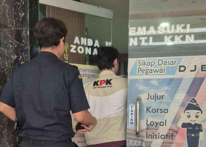 BREAKING NEWS! Kantor Bea Cukai Kudus Digeledah Penyidik KPK, Dikawal Ketat Anggota Brimob Bersenjata Lengkap 