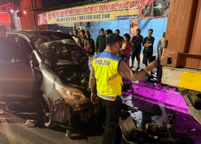 Toyota Inova Hantam Truk Kontainer yang Berhenti, Seorang Korban Alami  Luka Sobek Dahi 