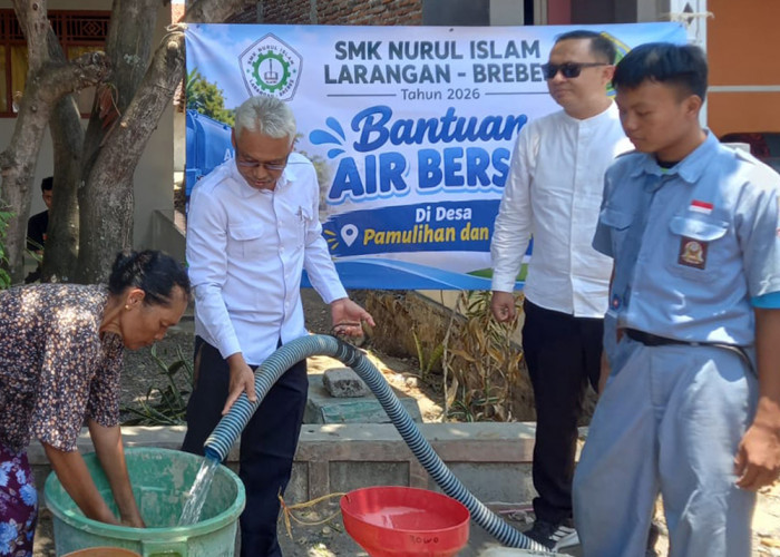 Peduli Sesama Saat Kemarau, SMK Nuris Brebes Salurkan Lima Tangki Air Bersih ke Dua Desa
