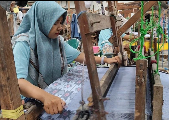 Imbas Perang, Ekspor Sarung Tegal ke Afrika Tersendat