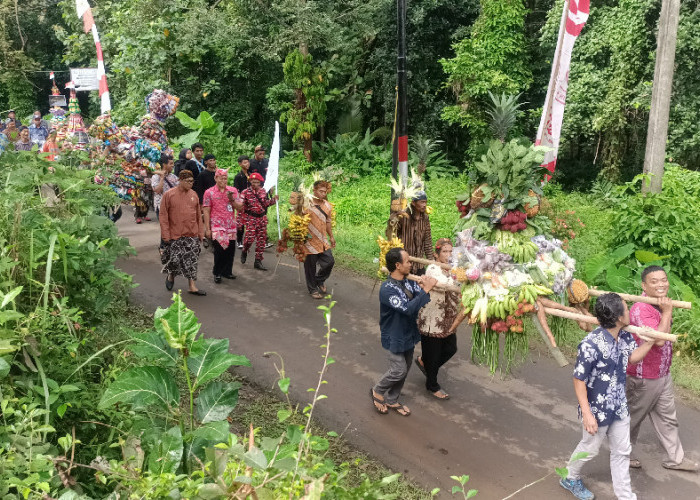 Dua Kuda dan Gunungan Iringi Kirab Budaya Curug Sari Sironjang