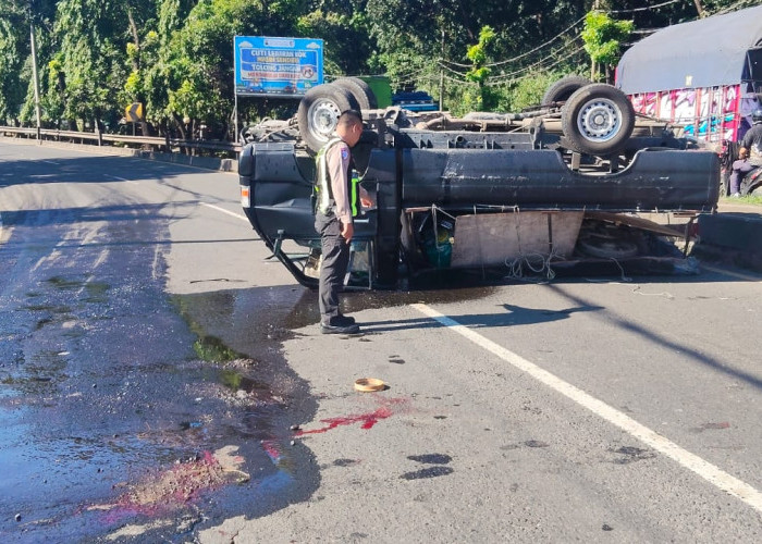 Pick Up Terbalik di Pantura Batang, 3 Orang Luka-luka