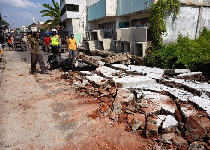 Ibu dan Anak Tertimba Tembok Pagar Eks Bioskop di Jalan Sindoro Pemalang