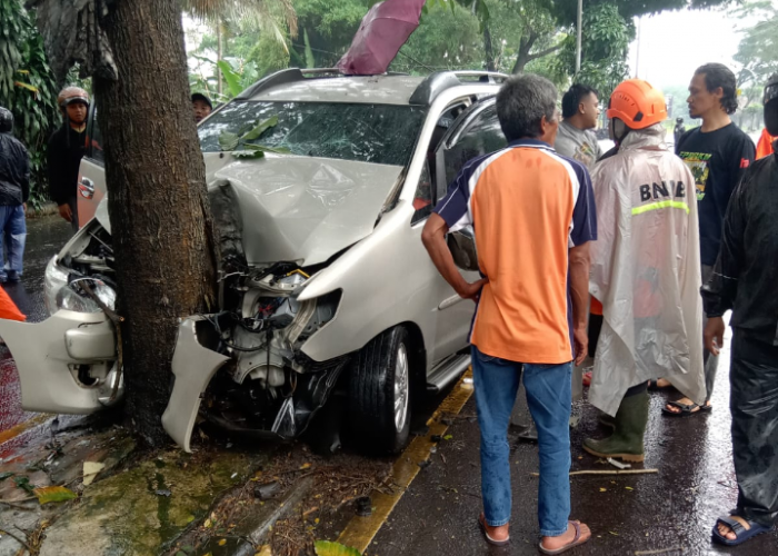 Kijang Innova Berisi Satu Keluarga Hantam Pohon di JLS Salatiga, Wanita Hamil Tewas di TKP, 6 Orang Luka-luka