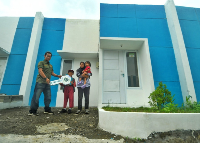 Ibu bersama anak bahagia menyambut rumah baru impian melalui KPR subsidi dari BTN di Perumahan Asteria Town Village, Kabupaten Grobogan, Jawa Tengah, Rabu (25/2/2026). Di usia ke 76 tahun, PT Bank Tabungan Negara (Persero) Tbk (BTN) telah menyalurkan 5,97 juta unit kredit perumahan senilai Rp 555,11 triliun kepada keluarga Indonesia, yang mayoritas disalurkan lewat KPR subsidi dengan segmen kalangan Masyarakat Berpenghasilan Rendah (MBR). (Achmad Fazeri/Disway Jateng)