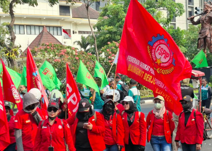 Ratusan Buruh ABJAT Demo di Kantor Gubernur Jateng, Tuntut Kenaikan Upah 10 Persen