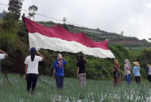 Merdeka! Petani Kibarkan Bendera Merah Putih Raksasa  di Lereng Merbabu