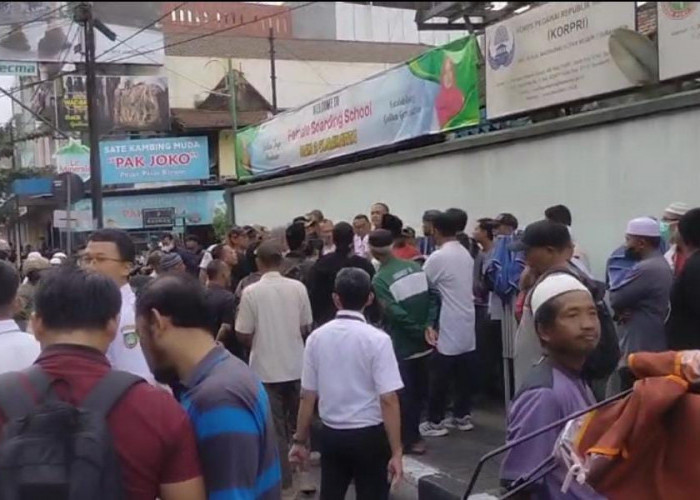 Penertiban Pedagang Takjil di Depan Pasar Klewer Picu Ketegangan