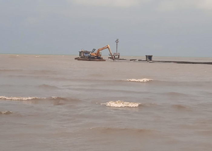 Muara Dangkal, Pemkab Batang Keruk 300 Meter Sungai Sambong
