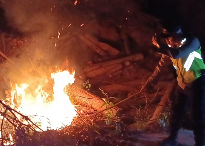 Kebakaran Lahan di Pabelan Semarang Gegerkan Warga, Satu Unit Damkar Dikerahkan