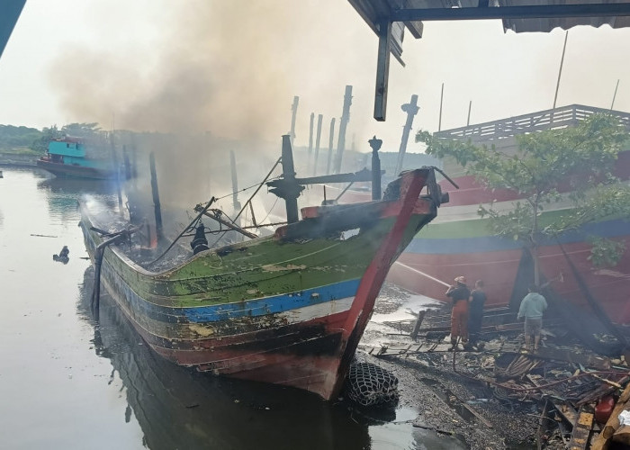 Belasan Kapal di Pelabuhan Kota Pekalongan Terbakar, Tak Kunjung Padam