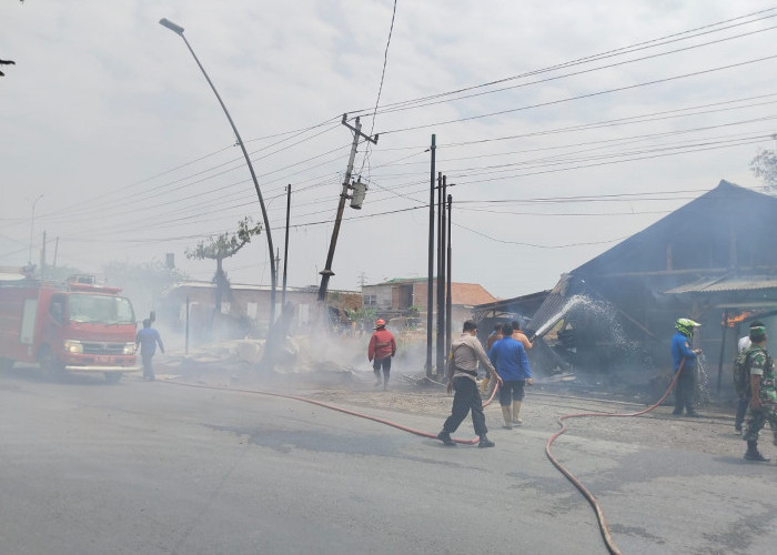 Tiga Toko di Jalan Raya 2 Ujungrusi Kabupaten Tegal Terbakar