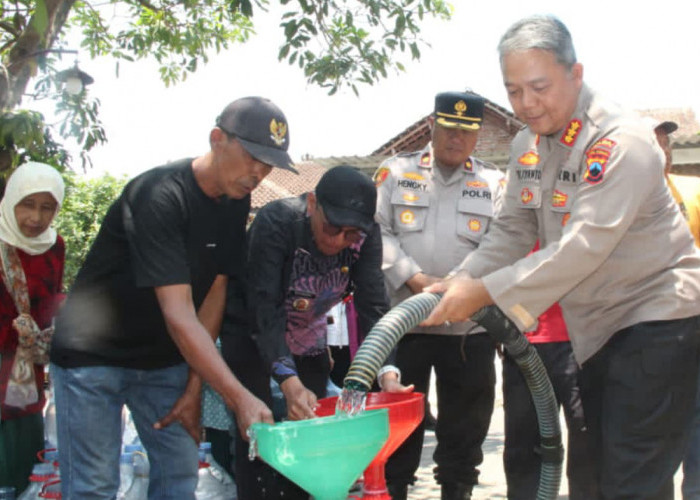 Wartawan Mitra Polda Jateng Salurkan 16 Ribu Liter Air Bersih untuk Warga Jabungan