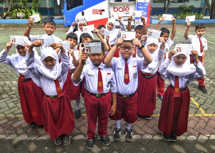 Murid-murid menunjukkan buku tabungan Simpanan Pelajar (Simpel) sebelum menabung lewat BTN Move KC Surabaya yang beroperasi di SD Hang Tuah 12 Surabaya, Jawa Timur, Selasa (3 Maret 2026). BTN Move adalah layanan perbankan 