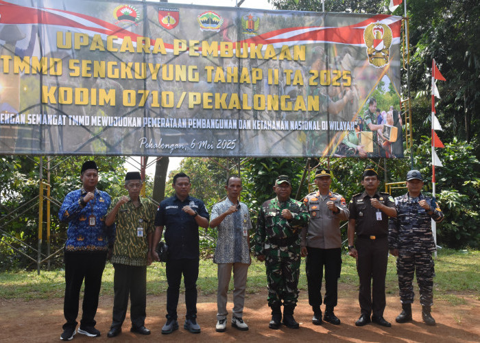 TNI Targetkan Pengaspalan Jalan Desa Kutorojo Sepanjang 698 Meter