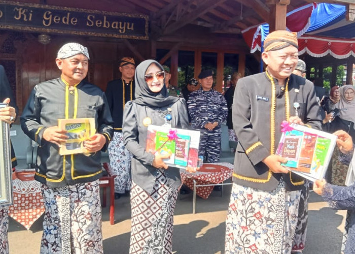 Peringati Hari Pendidikan Nasional, FPGL PGRI Kota Tegal Lauching Buku Antologi