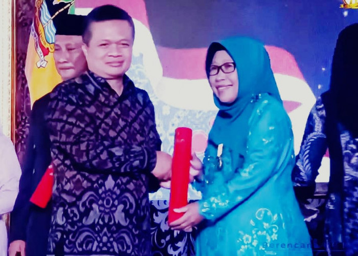 Ketua Muslimat NU Kabupaten Tegal Terima Penghargaan dari BKKBN