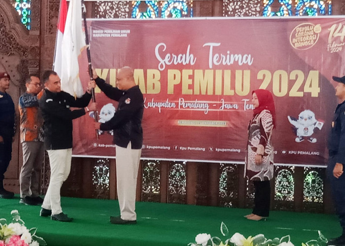 KPU Serah Terima Kirab Pemilu 2024 dengan Menyerahkan Bendera Merah Putih 