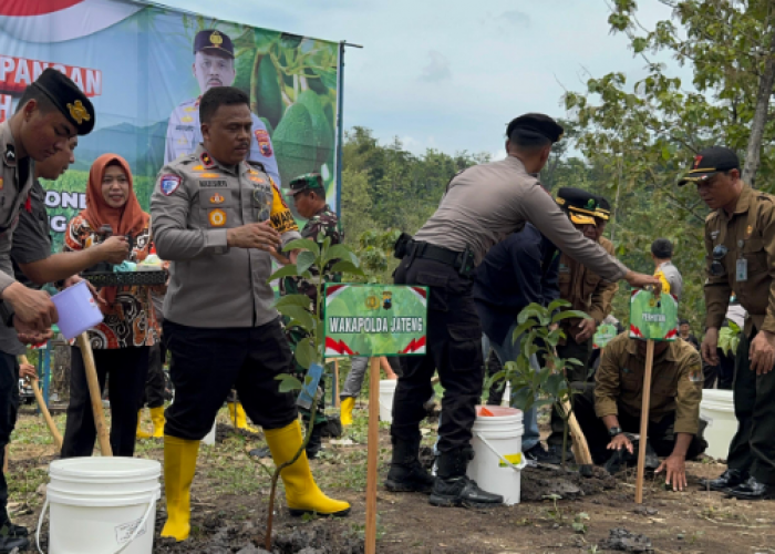 Swasembada Pangan Polda Jateng, Wakapolda Tanam Ratusan Pohon Produktif di Ungaran Timur