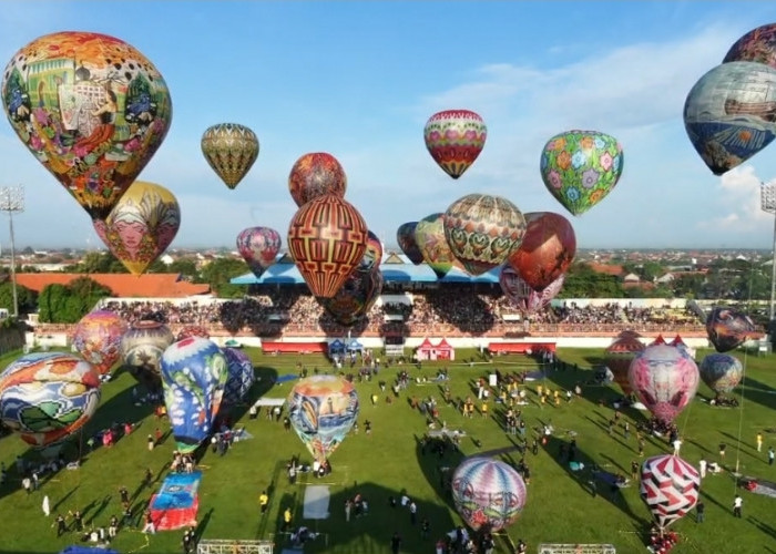 Ribuan Warga Menyaksikan Keindahan Festival Balon Pekalongan 2026