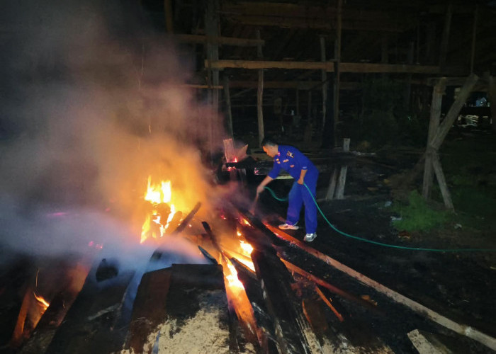 Kebakaran di Galangan Kapal Batang Tengah Malam, Bara Kayu Bengkere Diduga Jadi Pemicu