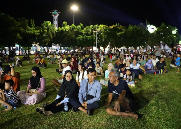 Keseruan Nonton Bareng Bola Gembira di  Alun-alun Kudus, Warga Terhibur dan UMKM Laris Manis