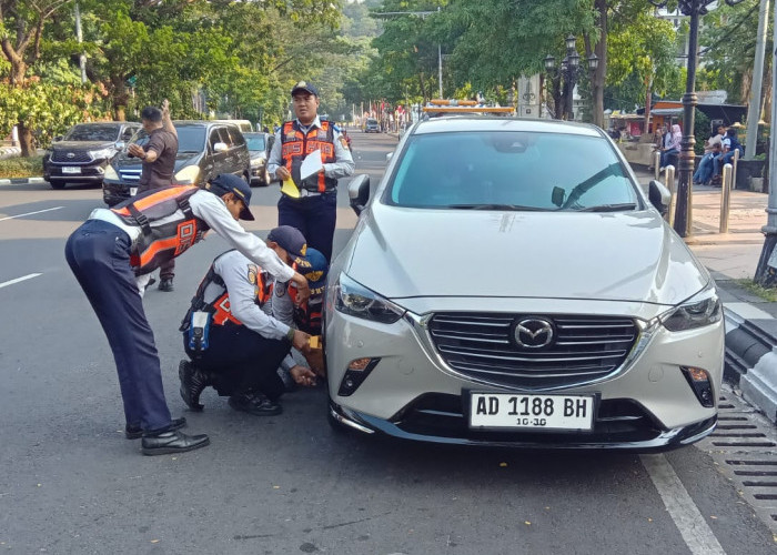 Tak Ada Toleransi, Mobil Parkir Liar di Jalan Pahlawan Semarang Digembok Petugas Gabungan