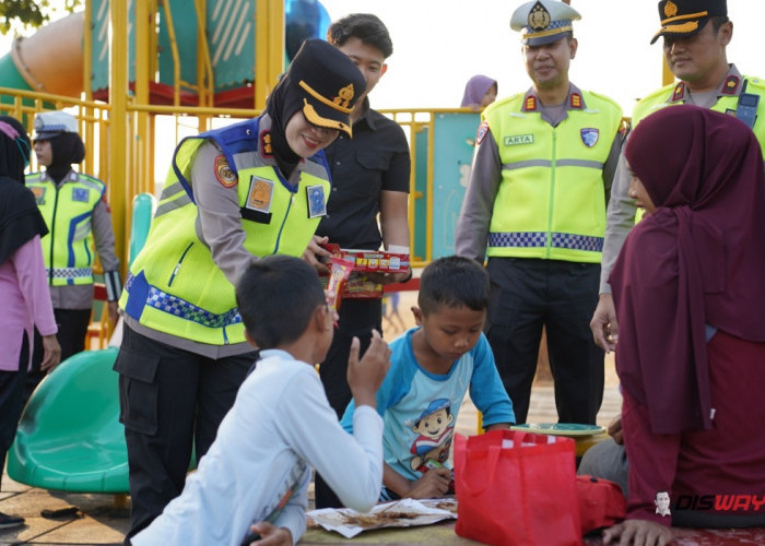 Kapolres Purworejo Turun ke CFD, Bagikan Jajanan ke Anak-anak dan Buka Layanan SIM-Samsat