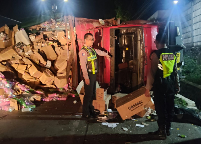 Kecelakaan di Jalur Pantura Batang: Truk Tronton Terguling, Seret Dump Truck ke Parit