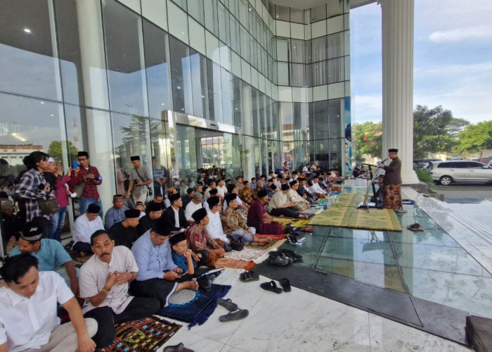 Didaulat Jadi Khatib Salat Idul Fitri, Mendikdasmen Gelorakan Semangat Warga Muhammadiyah Kudus