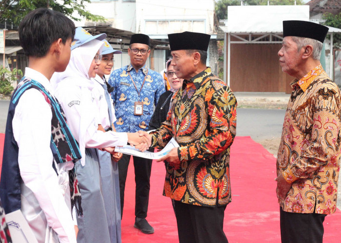 Yayasan Galang Gelontorkan Beasiswa untuk 51 Siswa SMAN 1 Tegal 