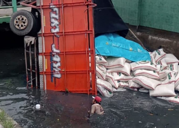 Dump Truck Putar Balik di Kaligawe, Truk Angkut Beras Hantam dan Terjun ke Sungai, Sopir Tewas