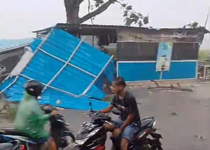 Puting Beliung Mengamuk Terjang Ratusan Rumah di Undaan Kudus