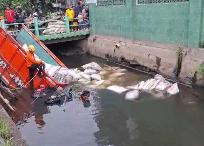 Truk Beras Terjun ke Sungai di Jalur Semarang–Demak, Sopir Meninggal 