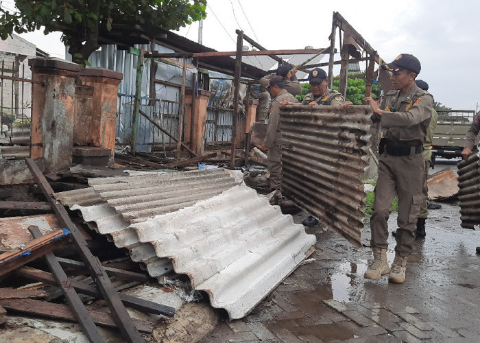 Jelang Operasional Pasar Ikan Rejomulyo Semarang, Lapak PKL di Atas Drainase Dibongkar Satpol PP