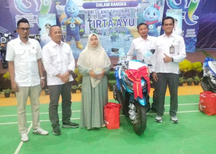 Perumda Tirta Ayu Serahkan Reward Pelanggan Tepat Waktu