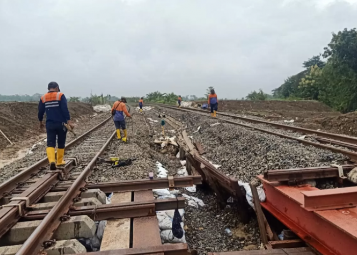 PT KAI Kerahkan Petugas Pemantau 24 Jam di Jalur Rel Rawan Banjir Grobogan