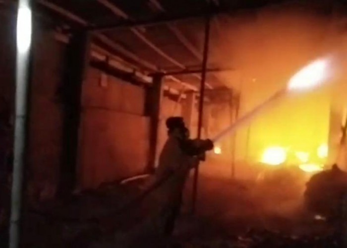 Pabrik Limbah B3 Margasari Tegal Terbakar, Damkar Kewalahan