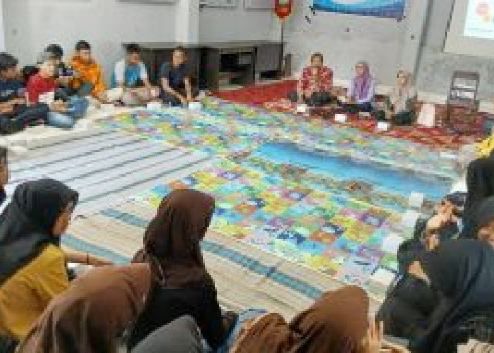 Remaja Desa Sikasur Kabupaten Pemalang Ikuti Penyuluhan Reproduksi