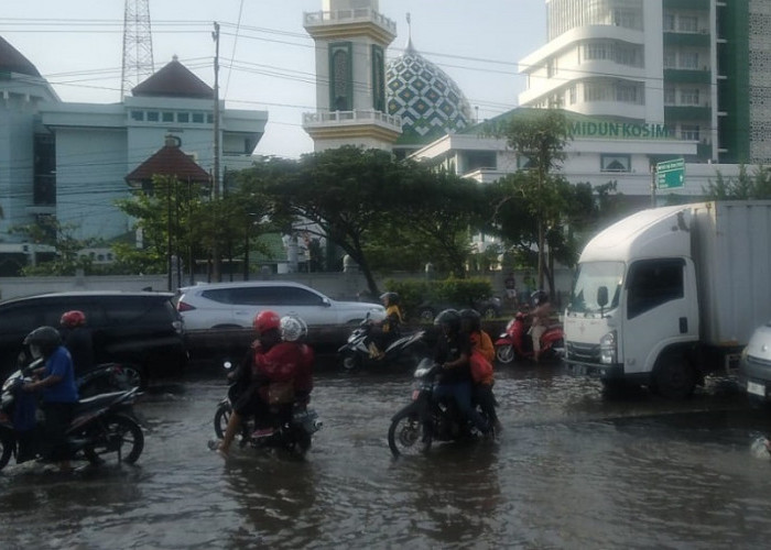 Hujan Lebat Guyur Semarang, DPU Kerahkan Pompa Portable Atasi Genangan di Jalan Protokol