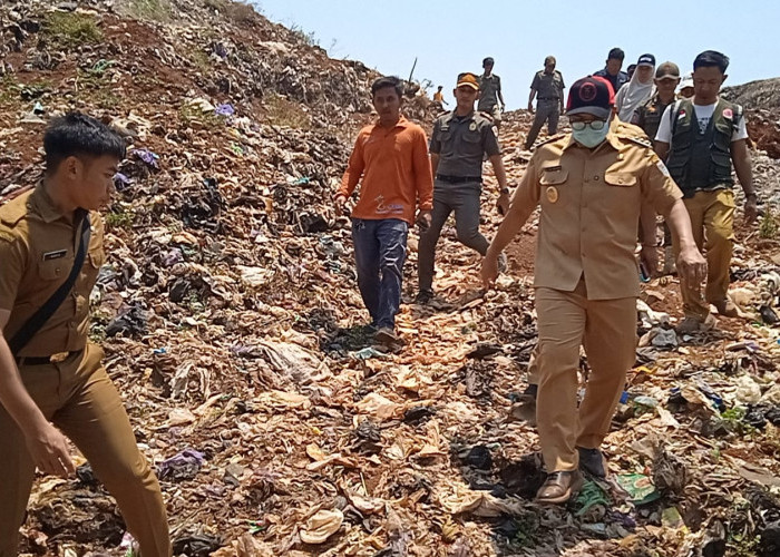 Bupati Batang Naik Gunung Sampah TPA Randukuning, Satu Titik Masih Berasap