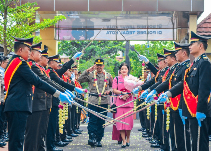 Sambut Kapolres Tegal Kota yang Baru, AKBP Heru Antariksa Cahya Jalani Tradisi Pedang Pora  