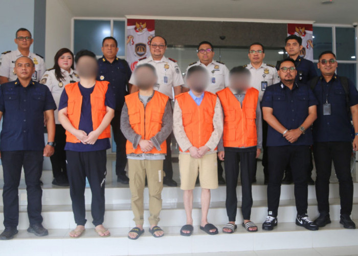 Imigrasi Semarang Deportasi 4 WNA Tiongkok Buronan Kasus Love Scamming, Diamankan di Kawasan Puri Anjasmoro