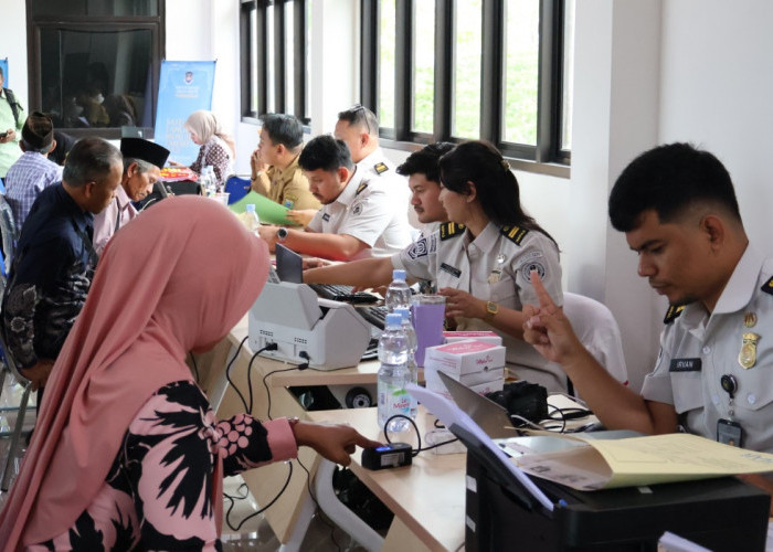 1.700 Calon Jamaah Haji Kebumen Dapat Layanan Paspor Kolektif